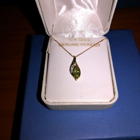 Peridot and 10k Gold Pendant on 10k Chain - Picture 4 of 9